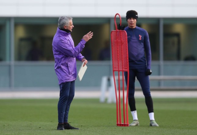 Mourinho assinou oficialmente o Tottenham Hotspur